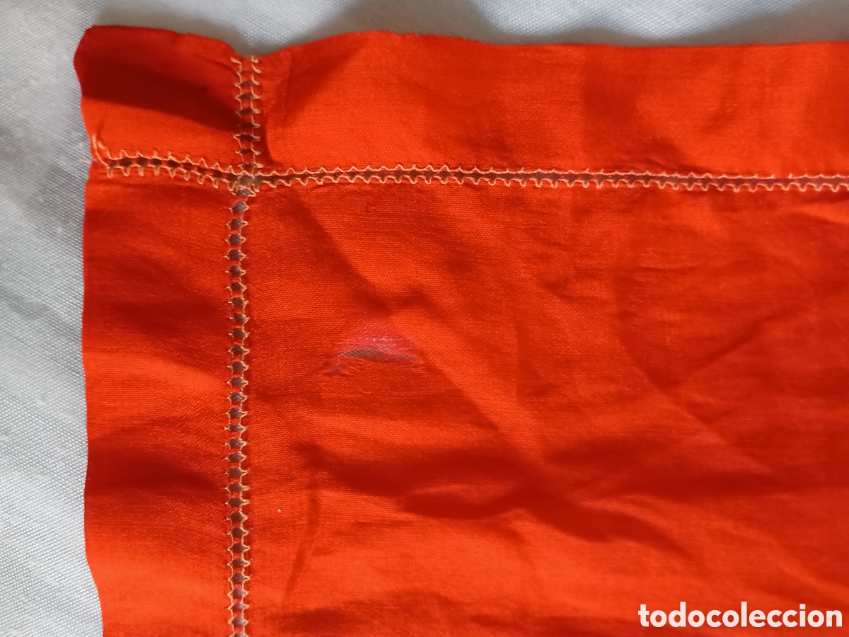 Antig&uuml;edades: Pa&ntilde;uelo de seda rojo con vainica