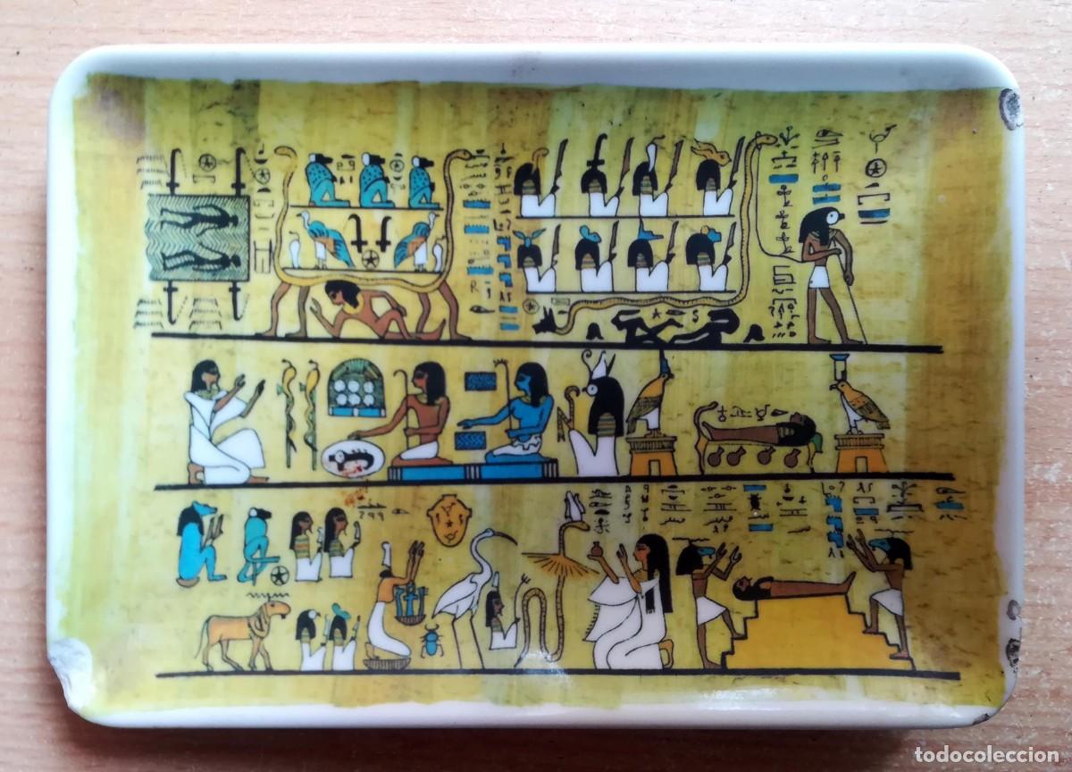 Antig&uuml;edades: Antigua bandeja con motivos egipcios. Dr. Ragab. Papyrus Institute. Egipto.