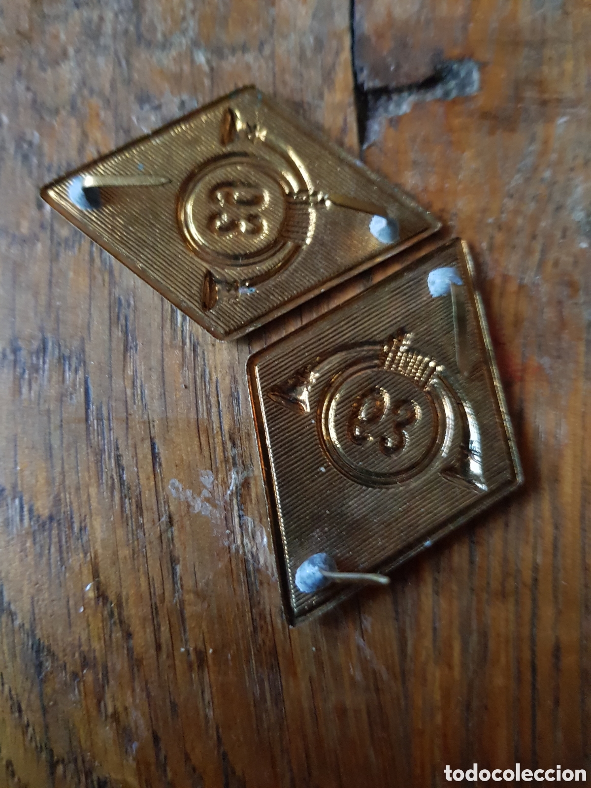 Antig&uuml;edades: LOTE DE 2 INSIGNIAS MILITARES - Foto 2