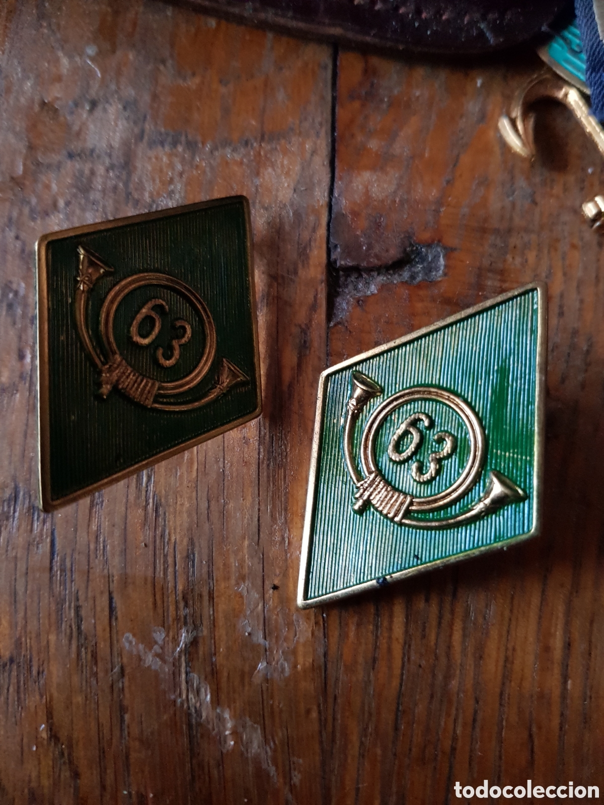 Antig&uuml;edades: LOTE DE 2 INSIGNIAS MILITARES