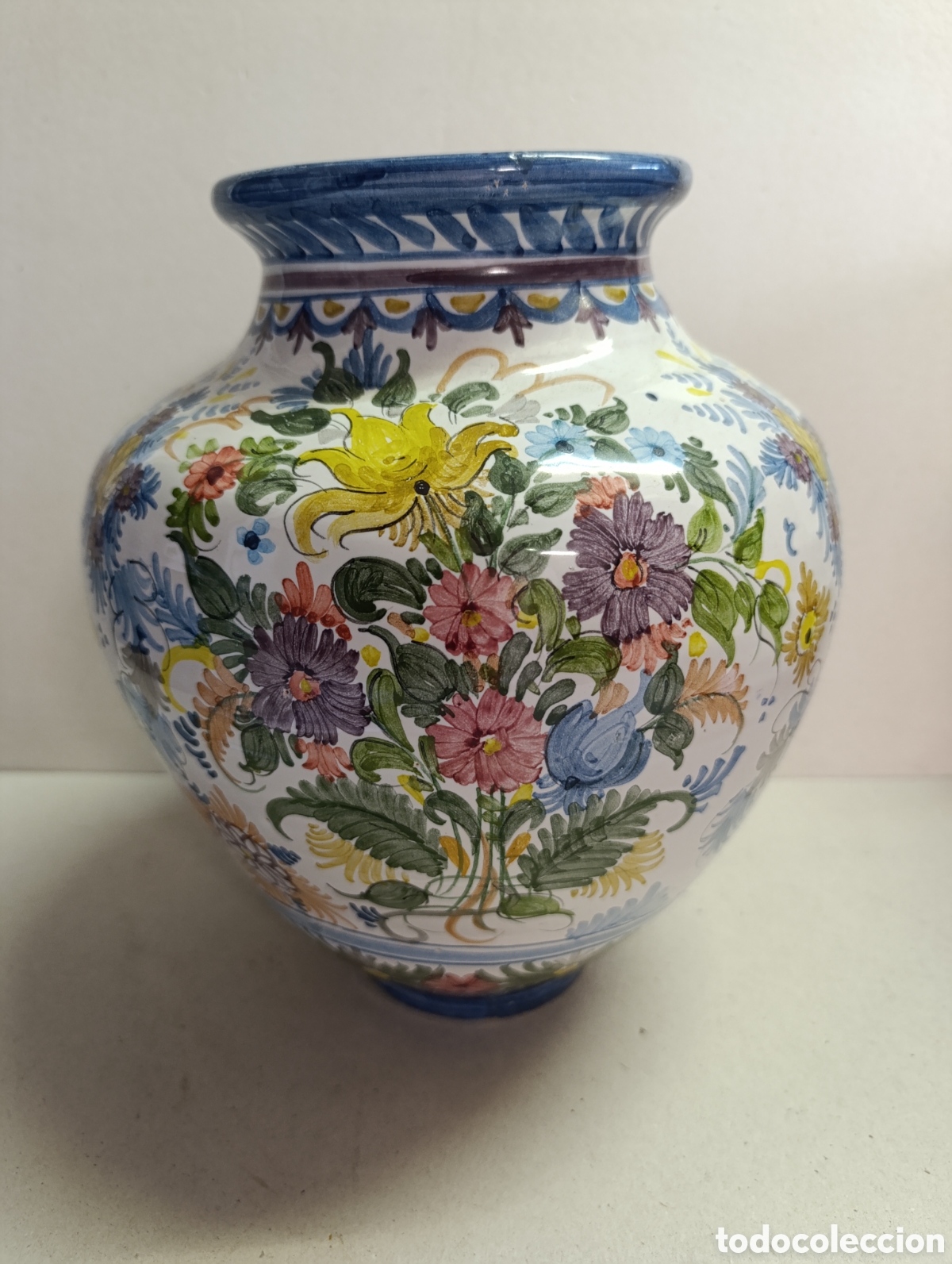 Antig&uuml;edades: JARRON DE CERAMICAS SEVILLA, SEVILLARTE. CON PRECIOSA DECORACION VEGETAL.