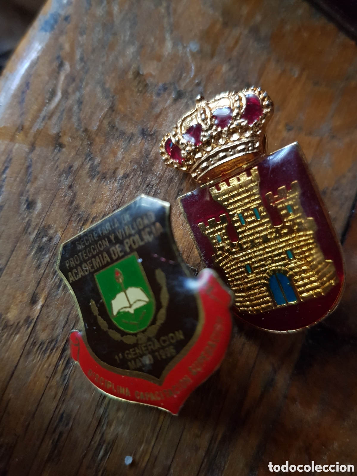 Antig&uuml;edades: LOTE DE 2 INSIGNIAS MILITARES
