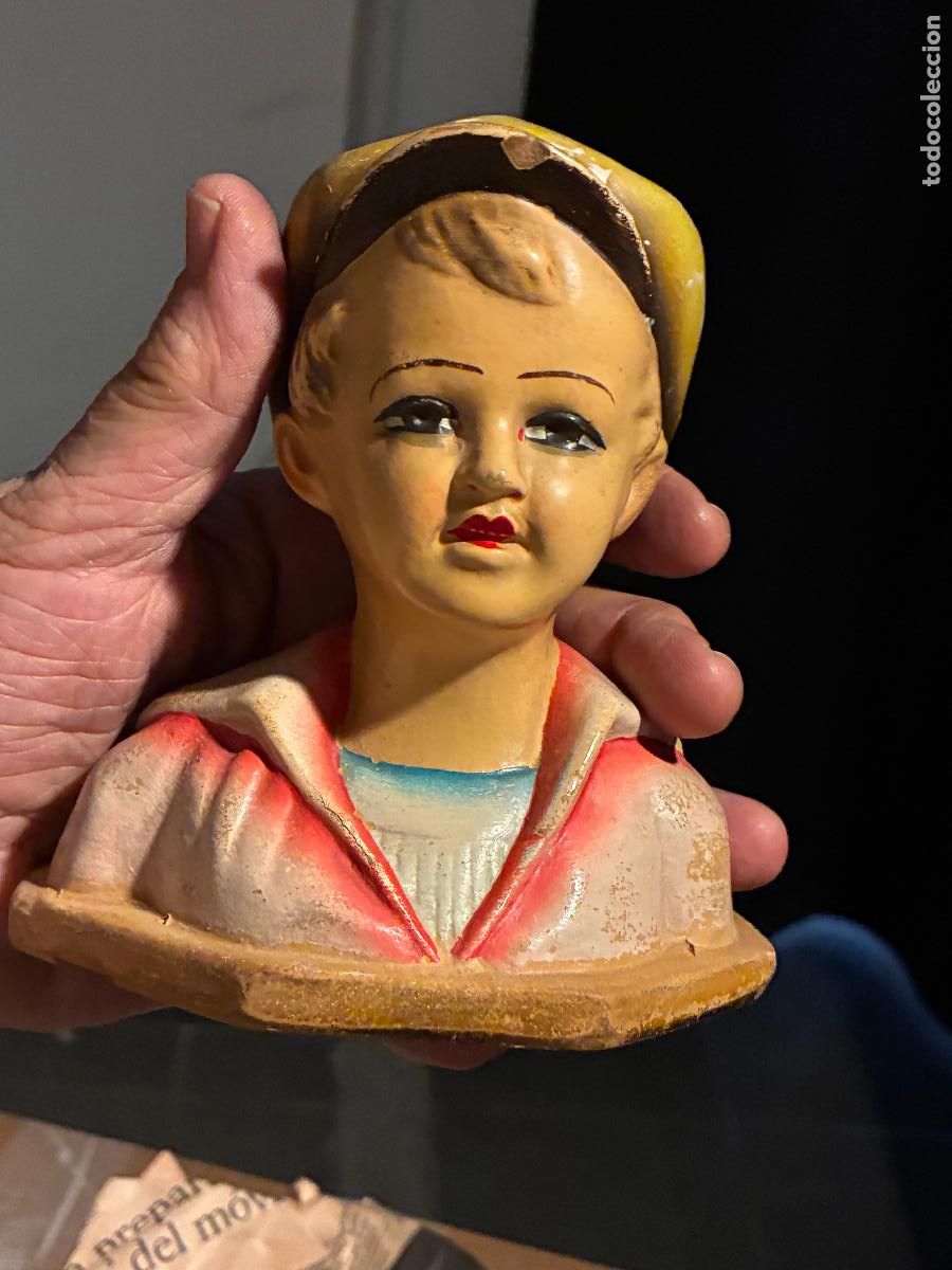 Antig&uuml;edades: antigua figura de terracota ni&ntilde;o con gorra 12 x 7 x 13 alto alguna marca hueca principios S XX