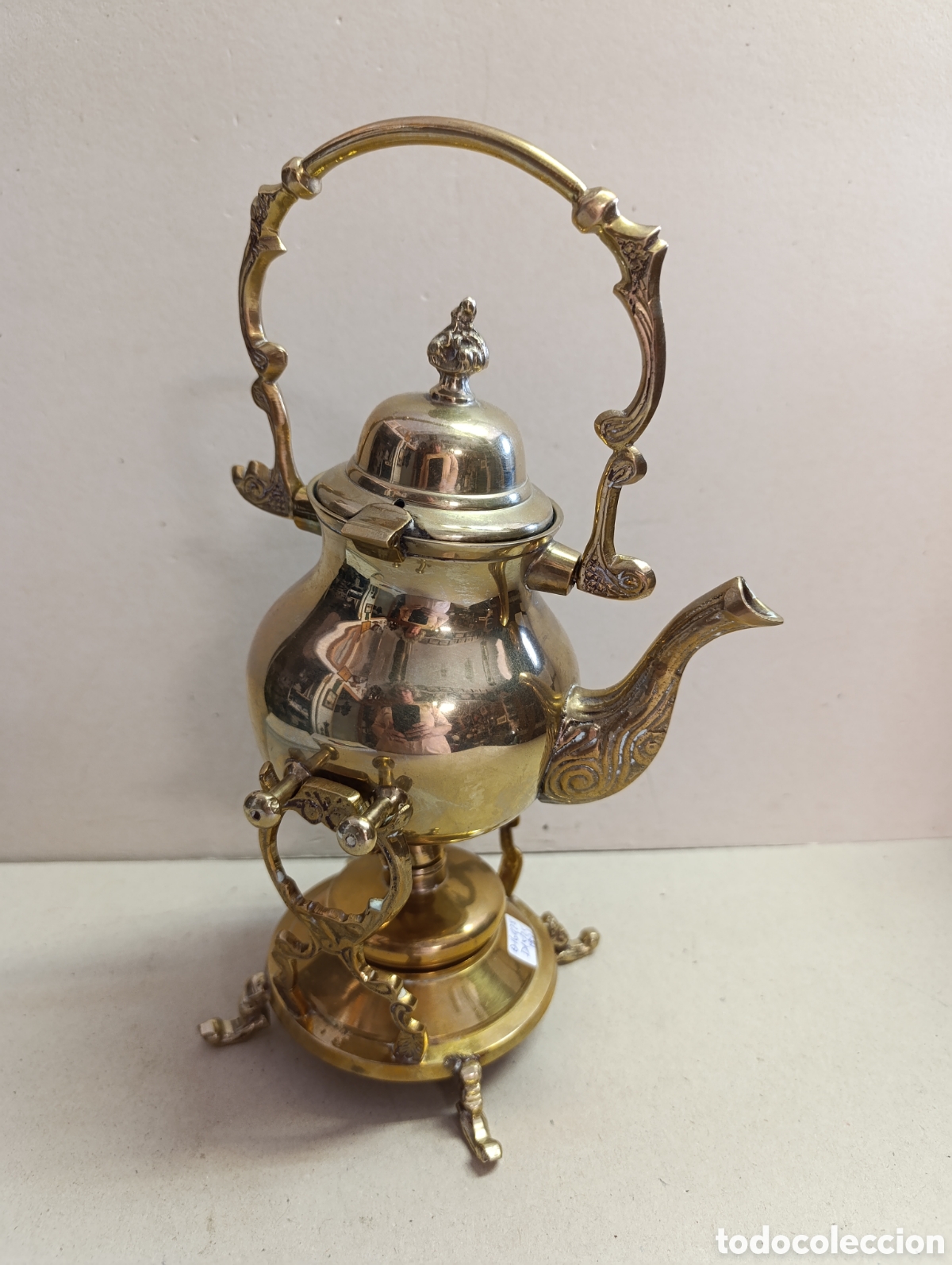 Antig&uuml;edades: SAMOVAR. TETERA EN BRONCE. CON BASE CON QUEMADOR.
