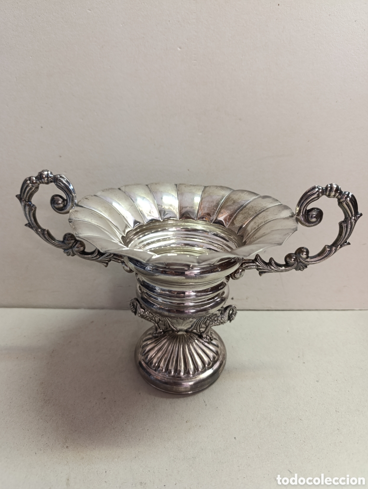 Antig&uuml;edades: COPA DE PLATA. DOS ASAS. CISNES EN LA BASE. MARCAS EN LATERAL.