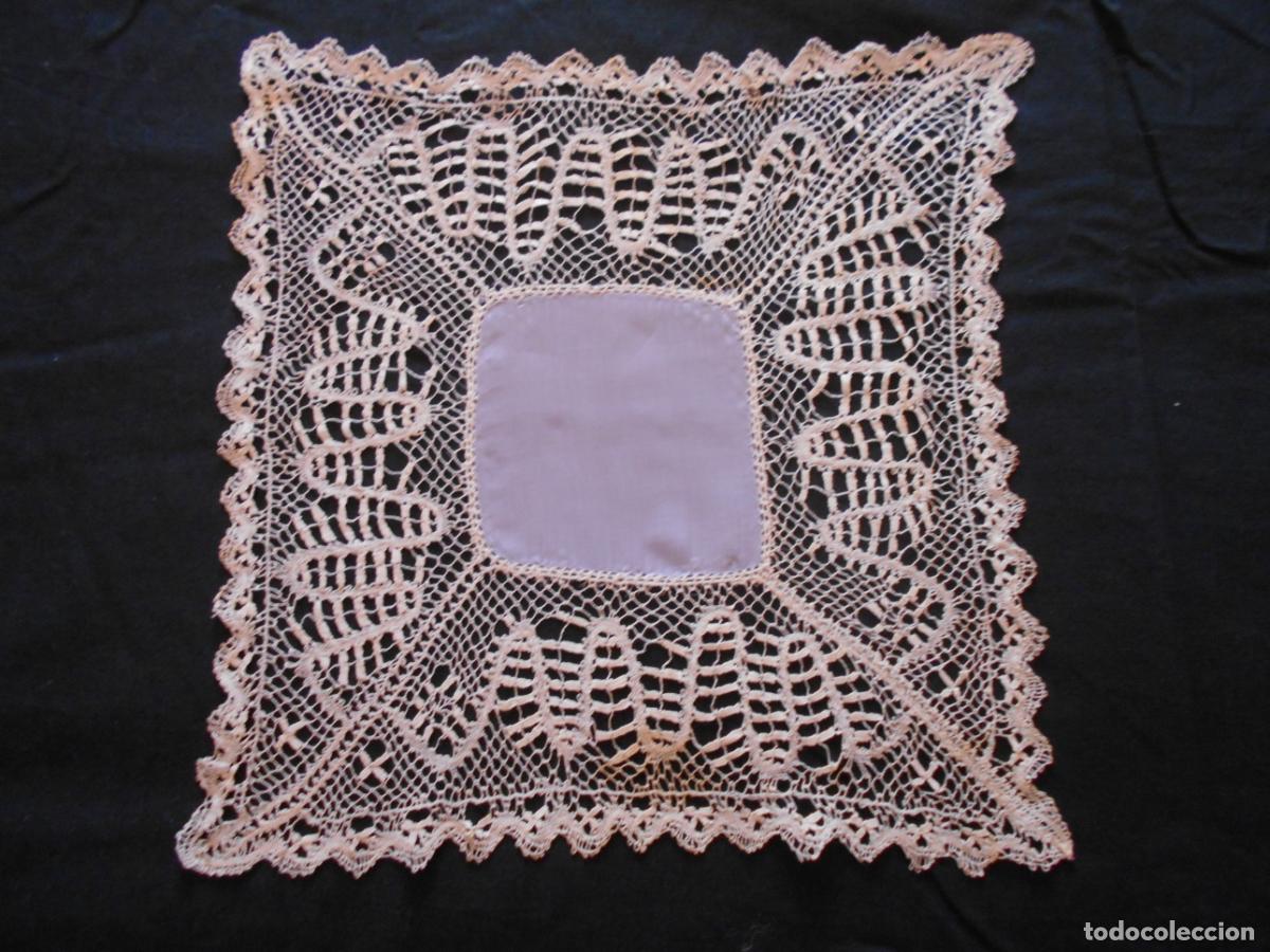 Antig&uuml;edades: PEQUE&Ntilde;O PA&Ntilde;ITO CON ENCAJES DE BOLILLOS ALREDEDOR, EL ENCAJE MIDE 9 CMS. EL TOTAL 28 X 28 CMS.