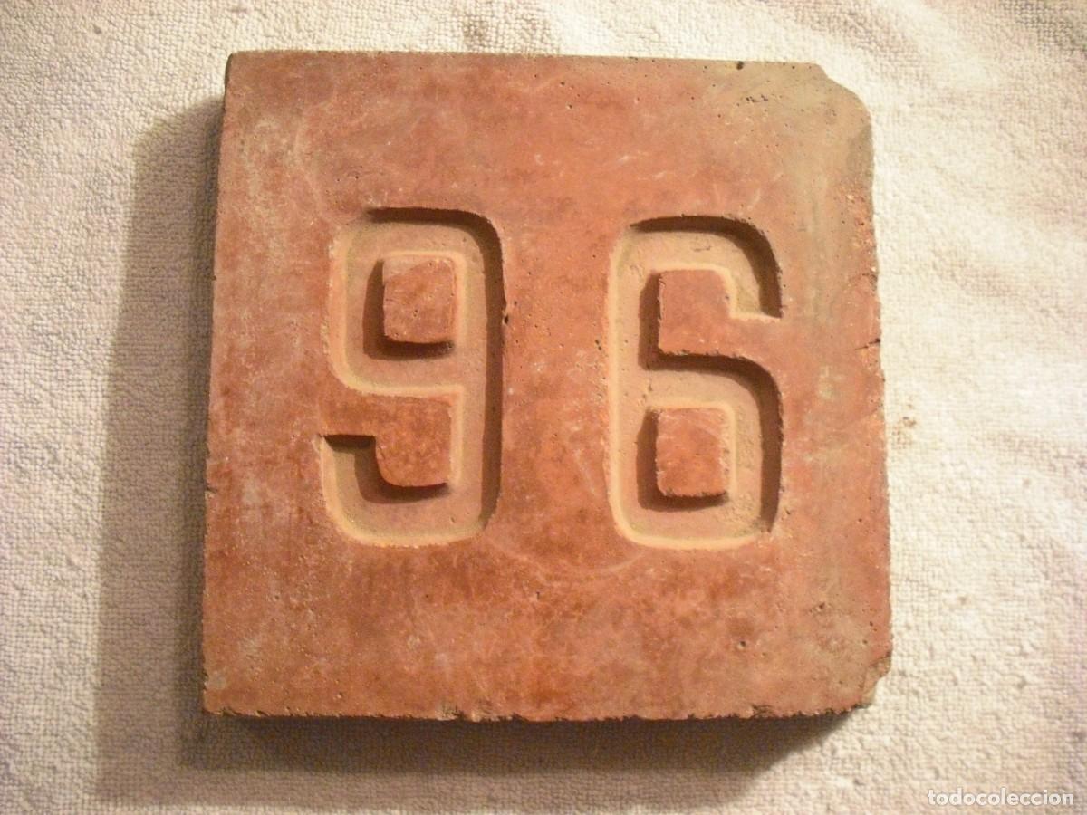 Antig&uuml;edades: ANTIGUO AZULEJO / BALDOSA DE TERRACOTA CON EL MUMERO 96