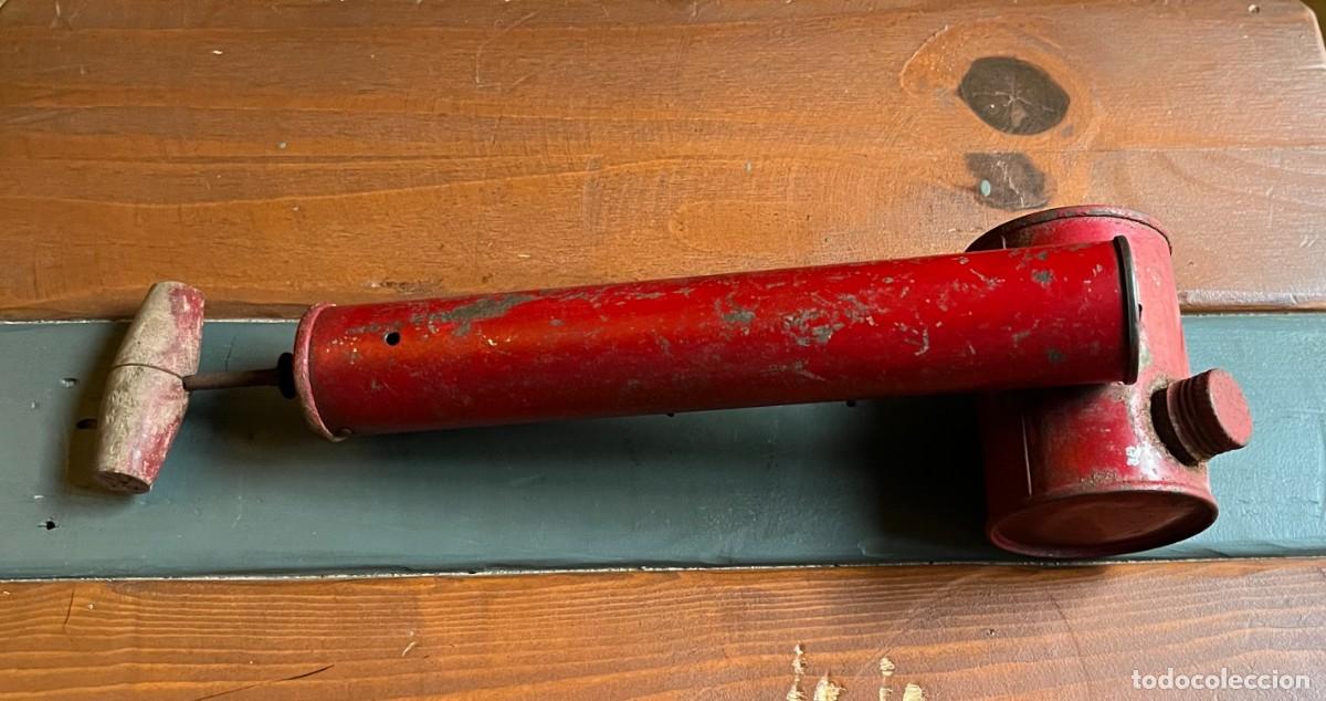 Antig&uuml;edades: ANTIGUO FUMIGADOR INSECTICIDA METAL MADERA ROJO
