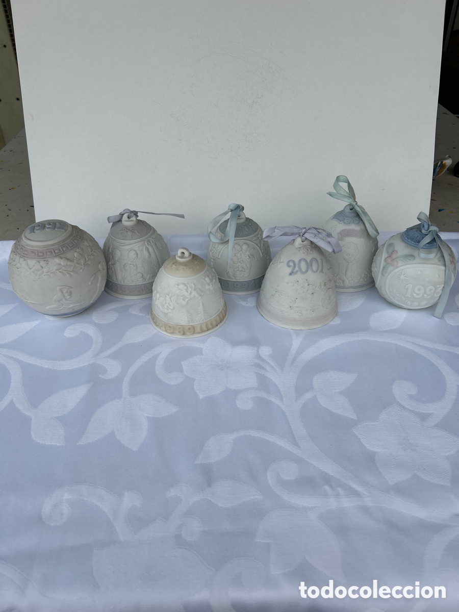 Antig&uuml;edades: Lote de Preciosa colecci&oacute;n de 5campanas y 2 bolas de Navidad.Porcelana Lladr&oacute;.