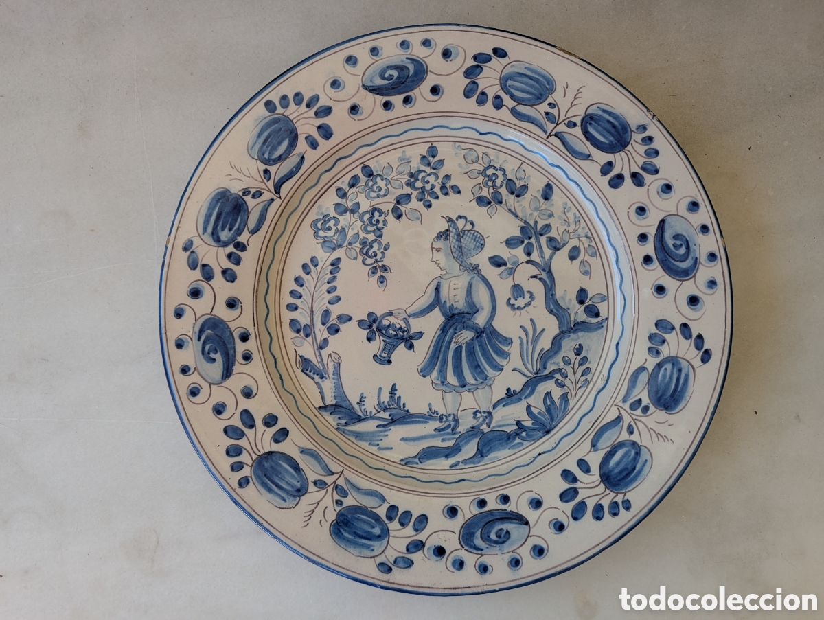 Antig&uuml;edades: Gran plato ceramica portuguesa Viuva Lamego Lisboa 38 cm loza azul y blanca escena costumbrista muje