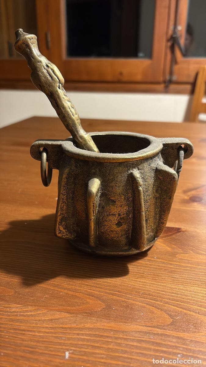 Antiguidades: Mortero de bronce antiguo con mano/majadera incluida. Bronce fundido con 4 aletas laterales y 2 anil