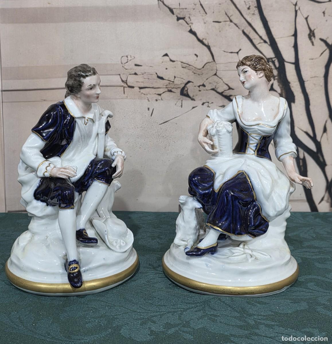 Antig&uuml;edades: Pareja de figuras de porcelana de estilo rococ&oacute; de Manises firma Hispania.