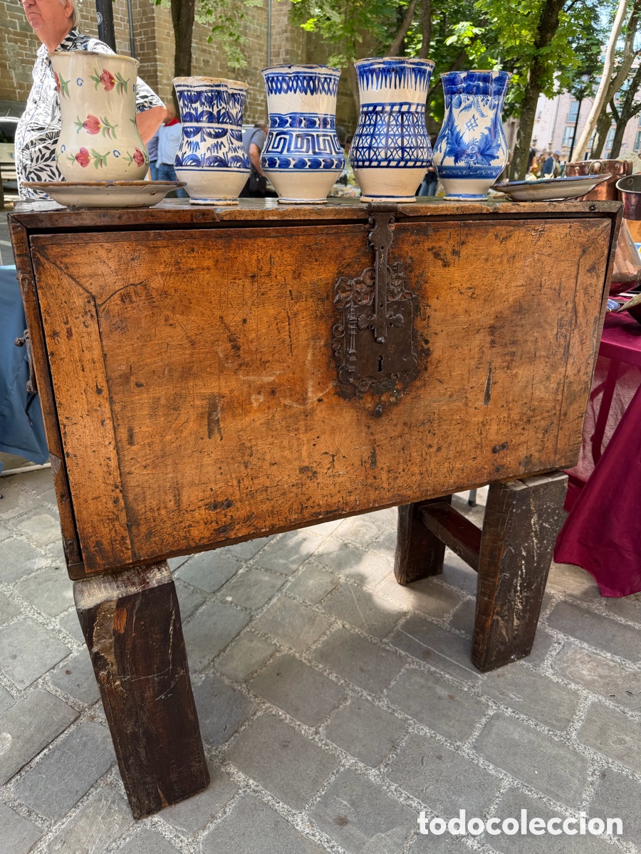 Antig&uuml;edades: Bargue&ntilde;o frailero nogal XVII