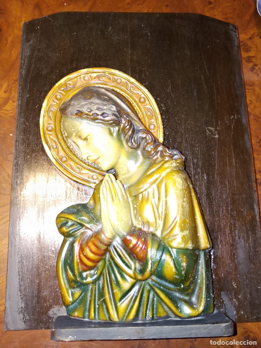 Antig&uuml;edades: Virgen de escayola sobre madera de 39x28 cent&iacute;metros