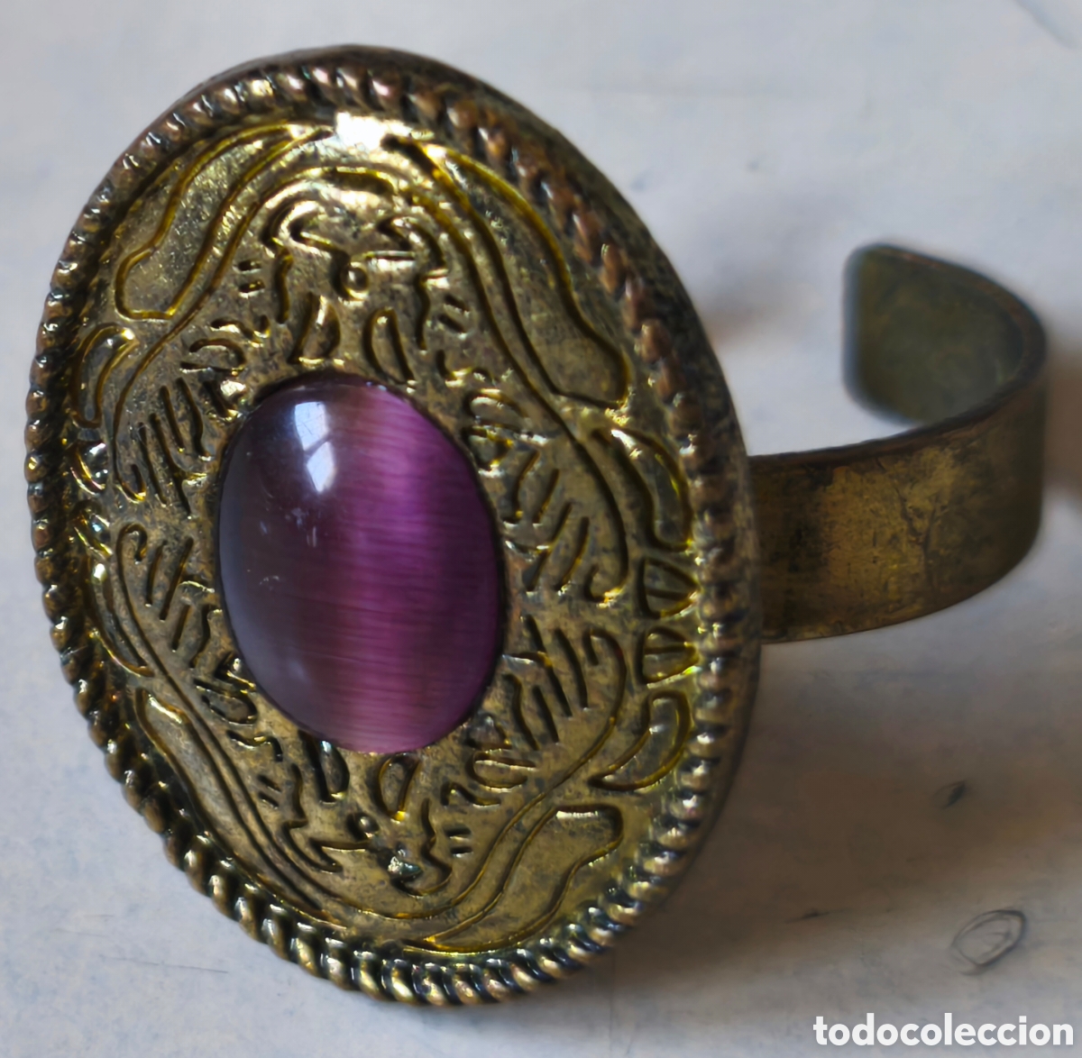 Antig&uuml;edades: Broche/Anillo vintage con cabuj&oacute;n de cristal morado
