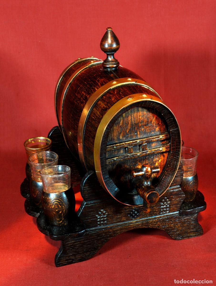 Antig&uuml;edades: Antigua Cubita licorera Francesa de Roble Completa con 6 vasos y Grifo Dosificador Vintage A&ntilde;os 70.