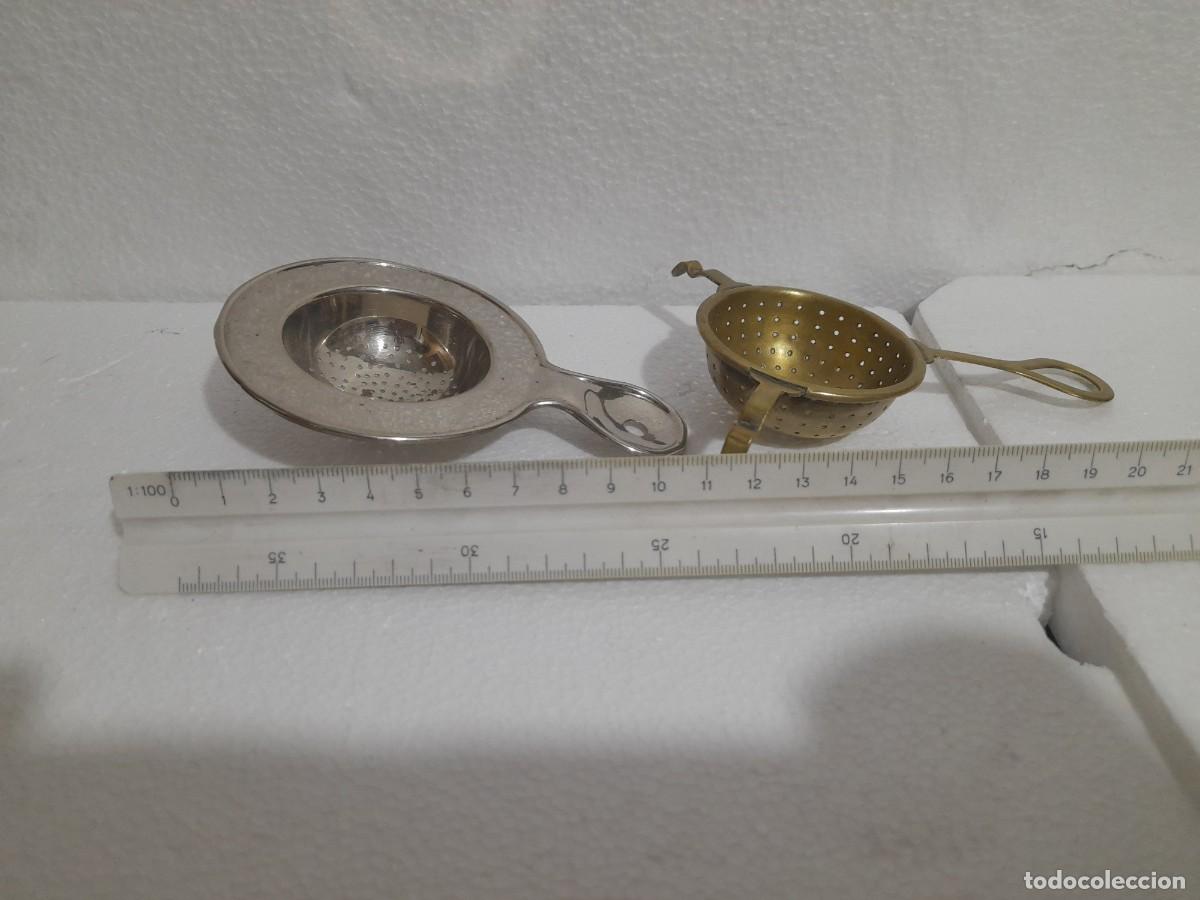 Antig&uuml;edades: DOS COLADORES DE METAL CON MANGO UNO DE METAL PALATEADO Y OTRO DE LAT&Oacute;N