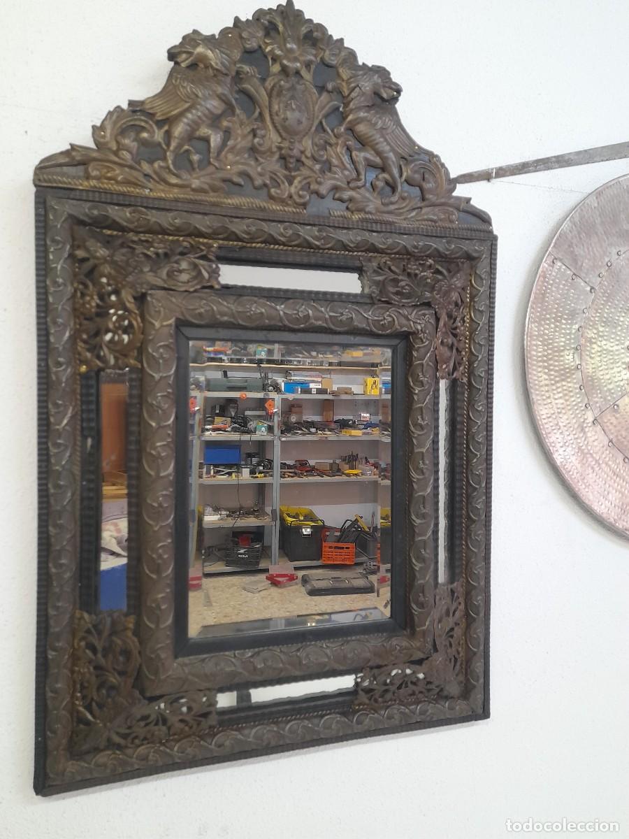 Antig&uuml;edades: Espejo en bronce repujado y nogal negro estilo Napole&oacute;n III