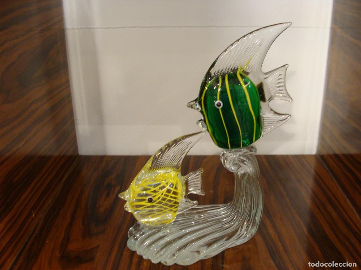 Antig&uuml;edades: Pareja de peces sobre ola en cristal de Murano