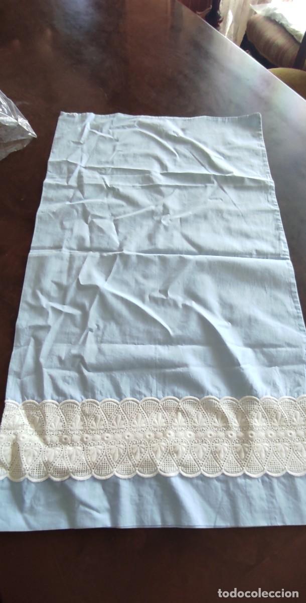 Antig&uuml;edades: ANTIGUA FUNDA DE ALMOHADA AZUL CELESTE CON GRAN CENEFA DE ENCAJE CALADO. MEDIDAS 75 x 42