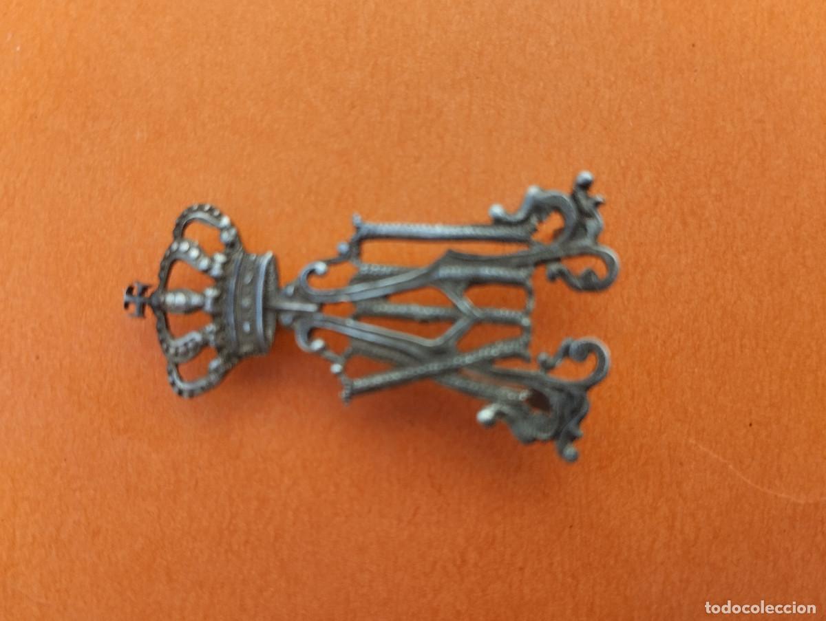 Antig&uuml;edades: Antiguo colgante, insignia Ave Mar&iacute;a coronada. 4X3cm
