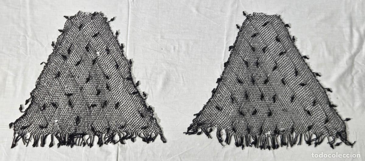 Antig&uuml;edades: Pareja de apliques de cuello forma triangular, todo en vidrio negro, siglo XlX