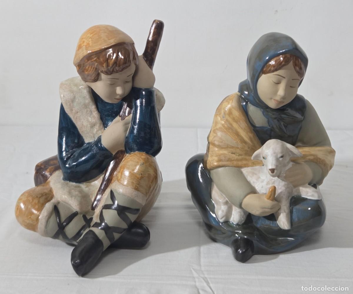 Antig&uuml;edades: Pareja de pastores en gres o porcelana, posible lladr&oacute;