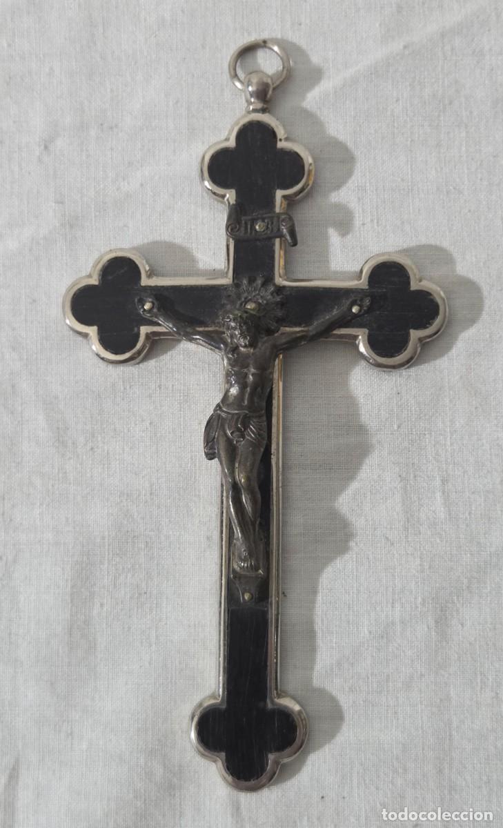 Antig&uuml;edades: Antiguo crucifijo en metal plateado y madera