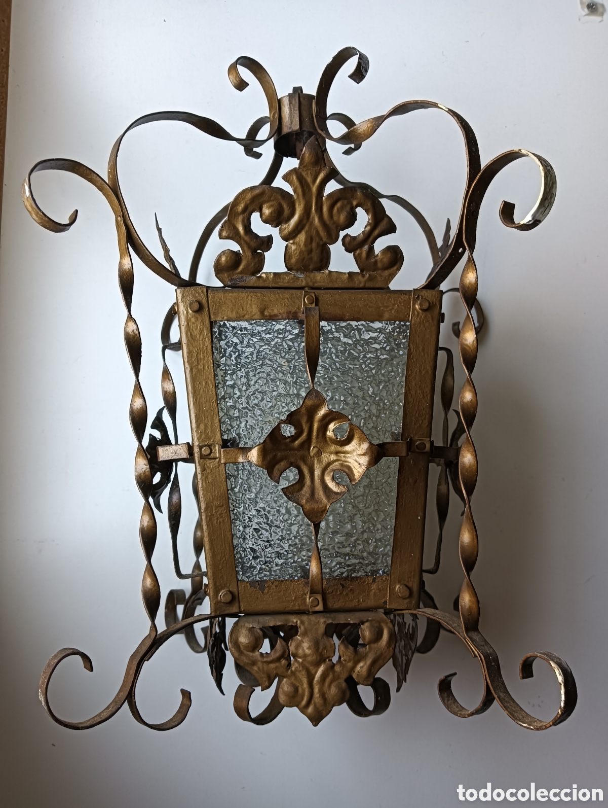 Antig&uuml;edades: Antiguo farol de hierro forjado y lat&oacute;n. Dorado