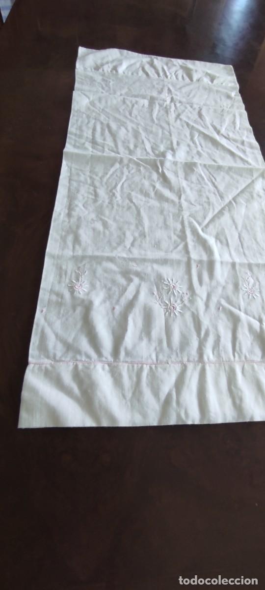 Antig&uuml;edades: ANTIGUA FUNDA DE ALMOHADA DE CUNA O COCHECITO BORDADA A MANO BLANCO Y ROSA. 86 x 39