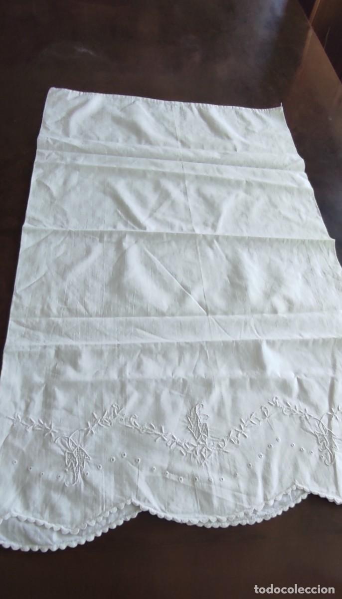 Antig&uuml;edades: ANTIGUA FUNDA DE ALMOHADA BORDADA Y CALADO A MANO. MEDIDAS: 76 X 45