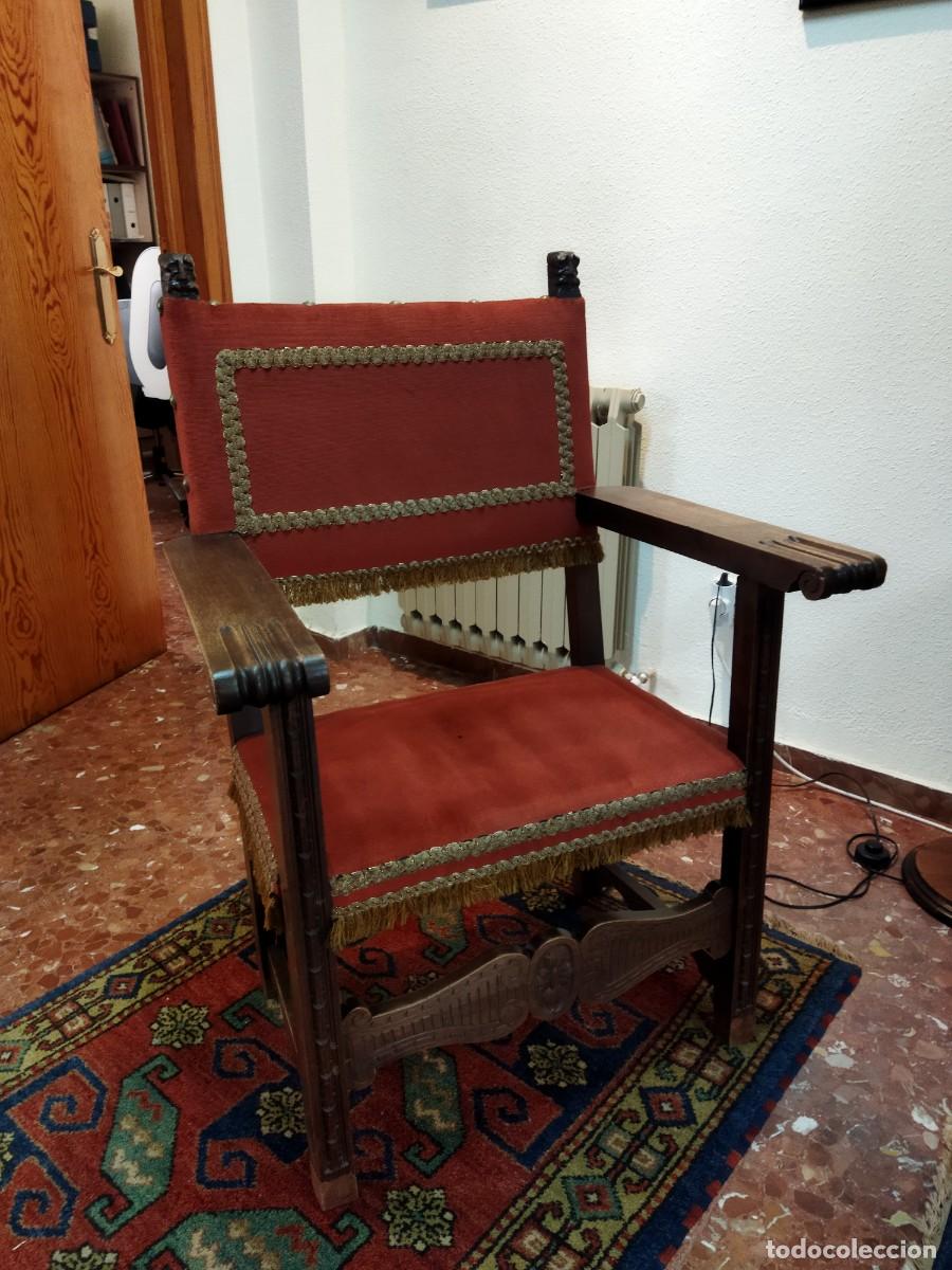 Antig&uuml;edades: Importante sill&oacute;n frailero antiguo en nogal. Estilo Renacimiento espa&ntilde;ol. Tapizado rojo.