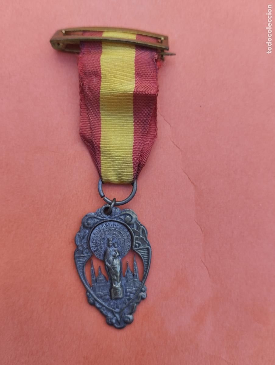 Antig&uuml;edades: MEDALLA ANTIGUA N.S. DEL PILAR PEREGRINACI&Oacute;N 1954 - VIRGEN BAS&Iacute;LICA ZARAGOZA BANDERA ESPA&Ntilde;A INSIGNIA