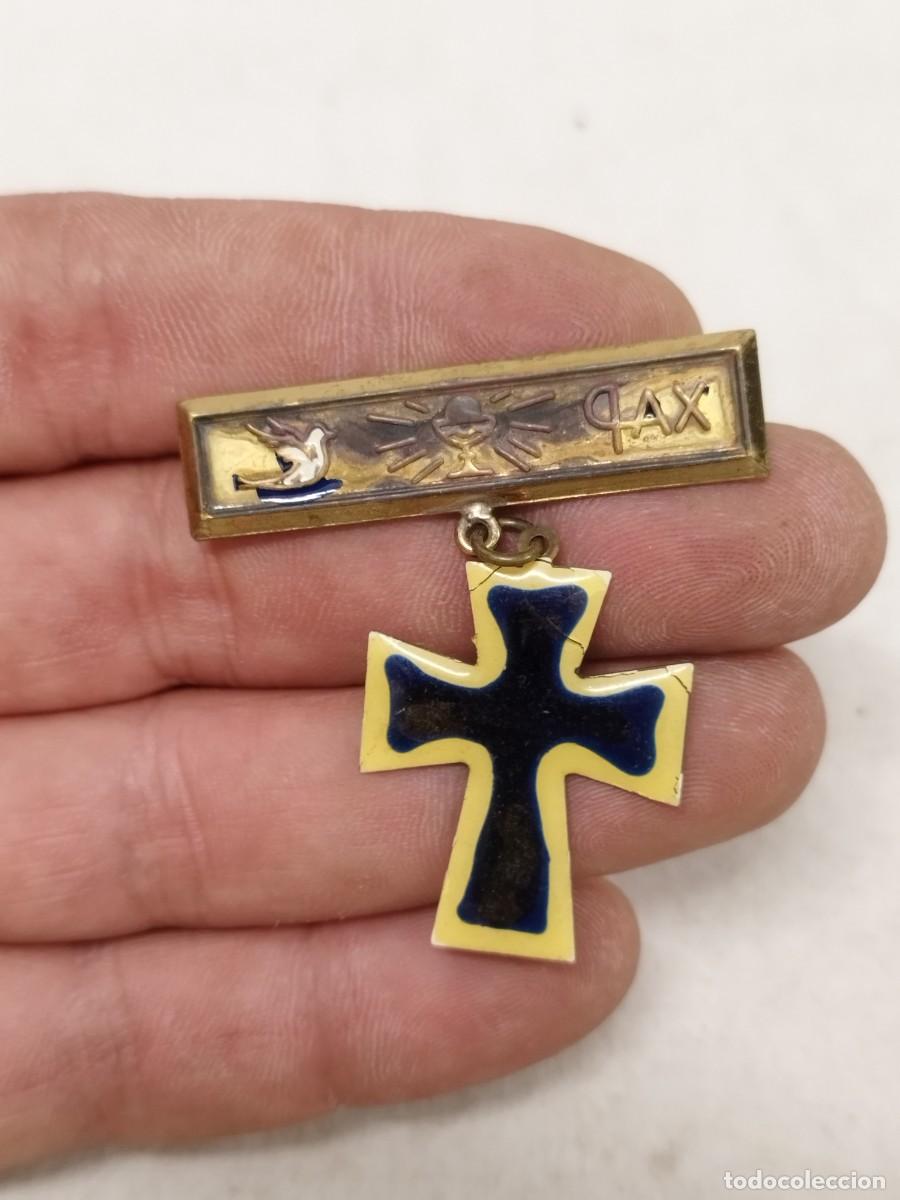 Antig&uuml;edades: Antiguo broche con cruz religiosa, a identificar. Medalla.