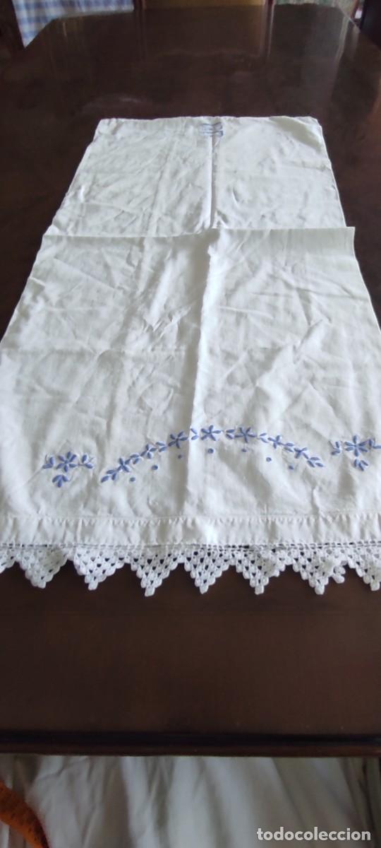 Antig&uuml;edades: ANTIGUA FUNDA DE ALMOHADA DE HILO/LINO CON INICIALES MC Y BORDADOS AZULES. MEDIDAS: 76 x 38