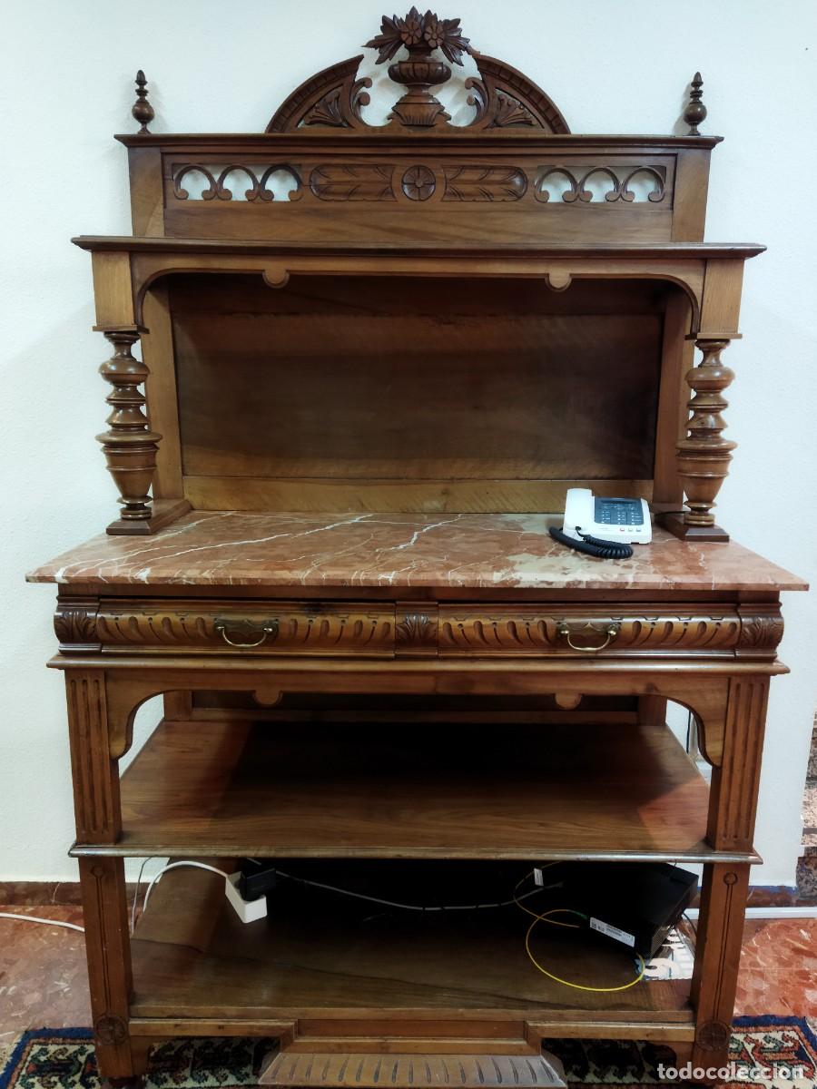 Antig&uuml;edades: &rdquo;Antiguo trinchero modernista con m&aacute;rmol original. Aparador de madera maciza. Principios siglo XX.&rdquo;.