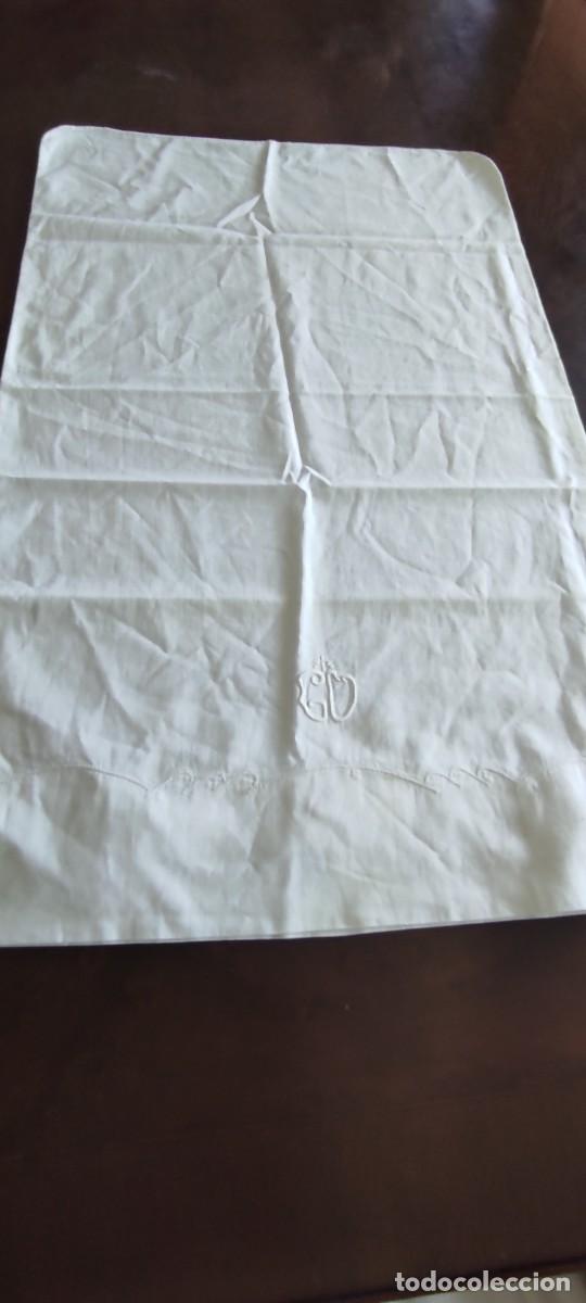 Antig&uuml;edades: ANTIGUA FUNDA DE ALMOHADA BORDADA A MANO CON INICIALES GD Y CINTAS. MEDIDAS: 71 X 44