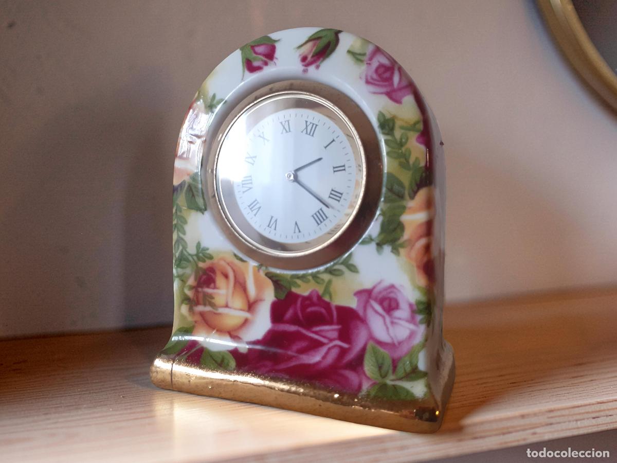 Antig&uuml;edades: Adorno en forma de Reloj miniatura Royal Albert Old Country Roses