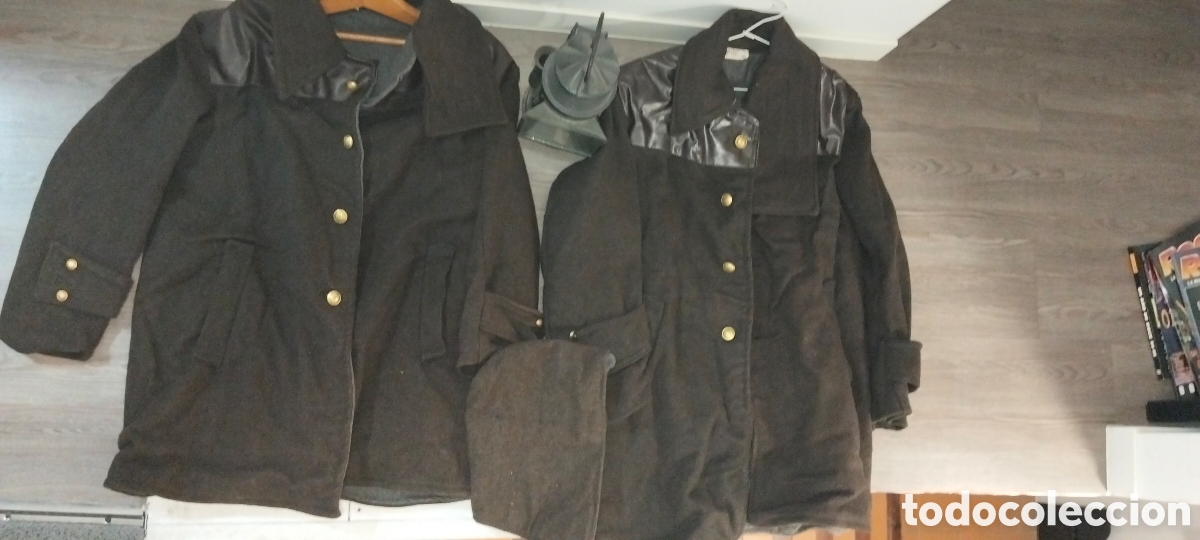 Antig&uuml;edades: Lote de museo 2 chaquetas (gab&aacute;n) de RENFE y un farol de estaci&oacute;n