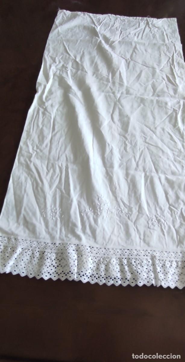 Antig&uuml;edades: ANTIGUA FUNDA DE ALMOHADA BLANCA CON GRAN TIRA BORDADA CALADA. MEDIDAS: 74+5 x 38.