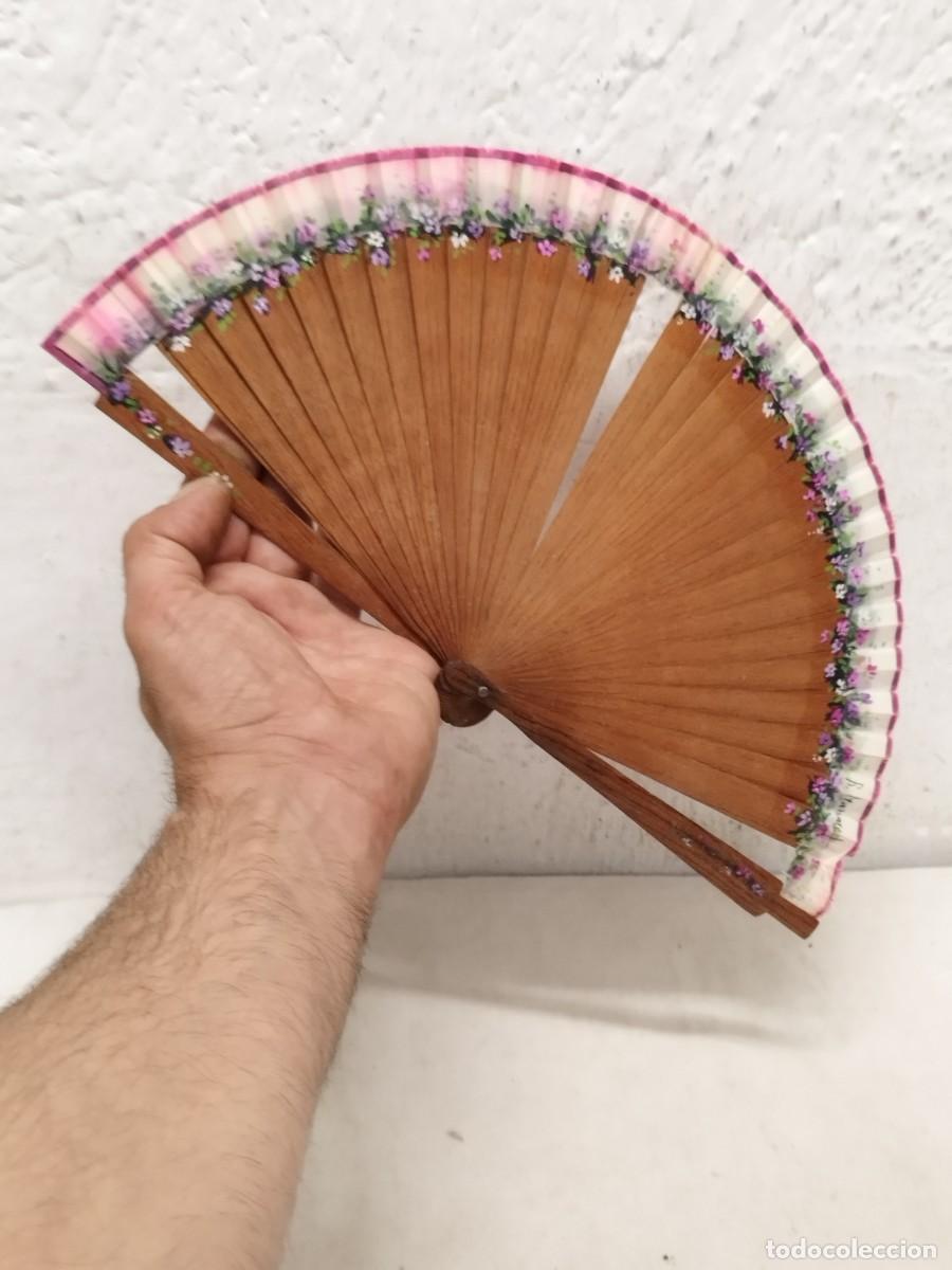 Antig&uuml;edades: Antiguo abanico de madera y tela pintada. Le faltan 3 barillas.