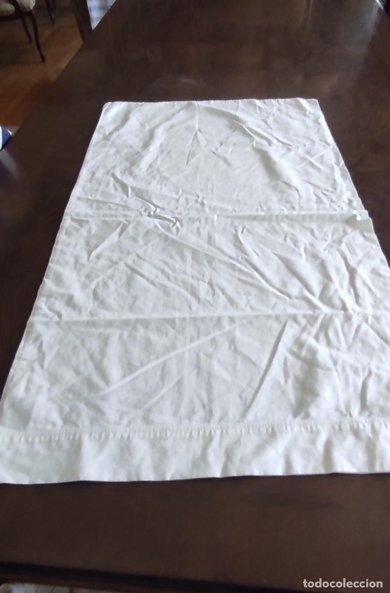 Antig&uuml;edades: ANTIGUA FUNDA DE ALMOHADA BLANCA CON FINA VAINICA CALADA. MEDIDAS: 78 X 45