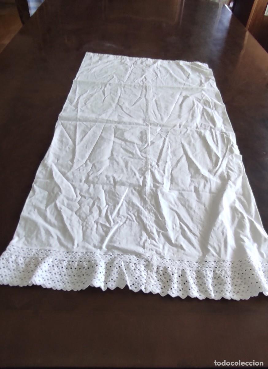 Antig&uuml;edades: ANTIGUA FUNDA DE ALMOHADA BLANCA CON BORDADO FLORAL Y TIRA CALADA SUIZA. MEDIDAS; 74+5 X 38.