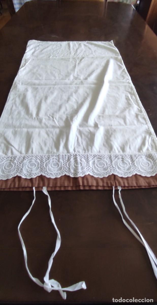 Antig&uuml;edades: ANTIGUA FUNDA DE ALMOHADA BICOLOR DE ALGODON CON ANCHO ENCAJE DE ROSAS Y CIERRE DE LAZOS. 75 x 42