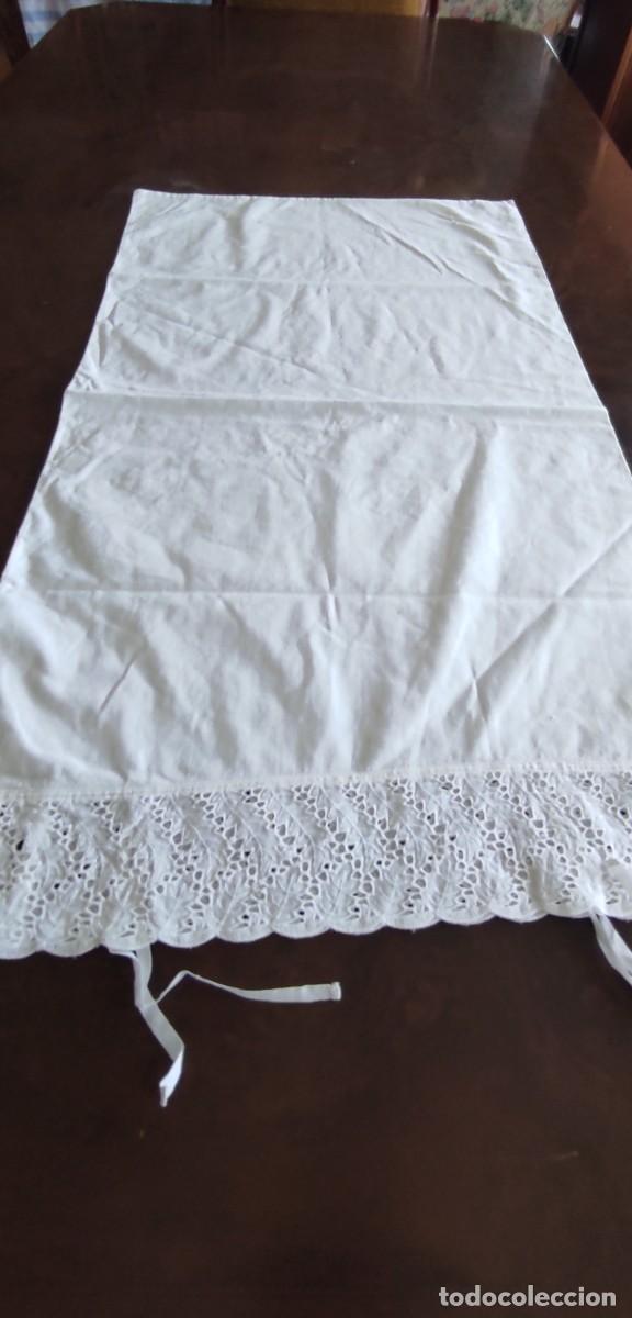 Antig&uuml;edades: ANTIGUA FUNDA DE ALMOHADA DE ALGODON BLANCO CON ANCHO ENCAJE DE HOJAS Y CIERRE DE LAZOS.