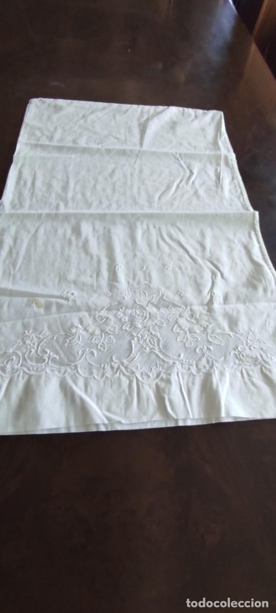 Antig&uuml;edades: ANTIGUA FUNDA DE ALMOHADA DE HILO CON GRAN BORDADO CALADO Y FILTIR&Eacute; DE ROSAS. MEDIDAS: 66 x 41