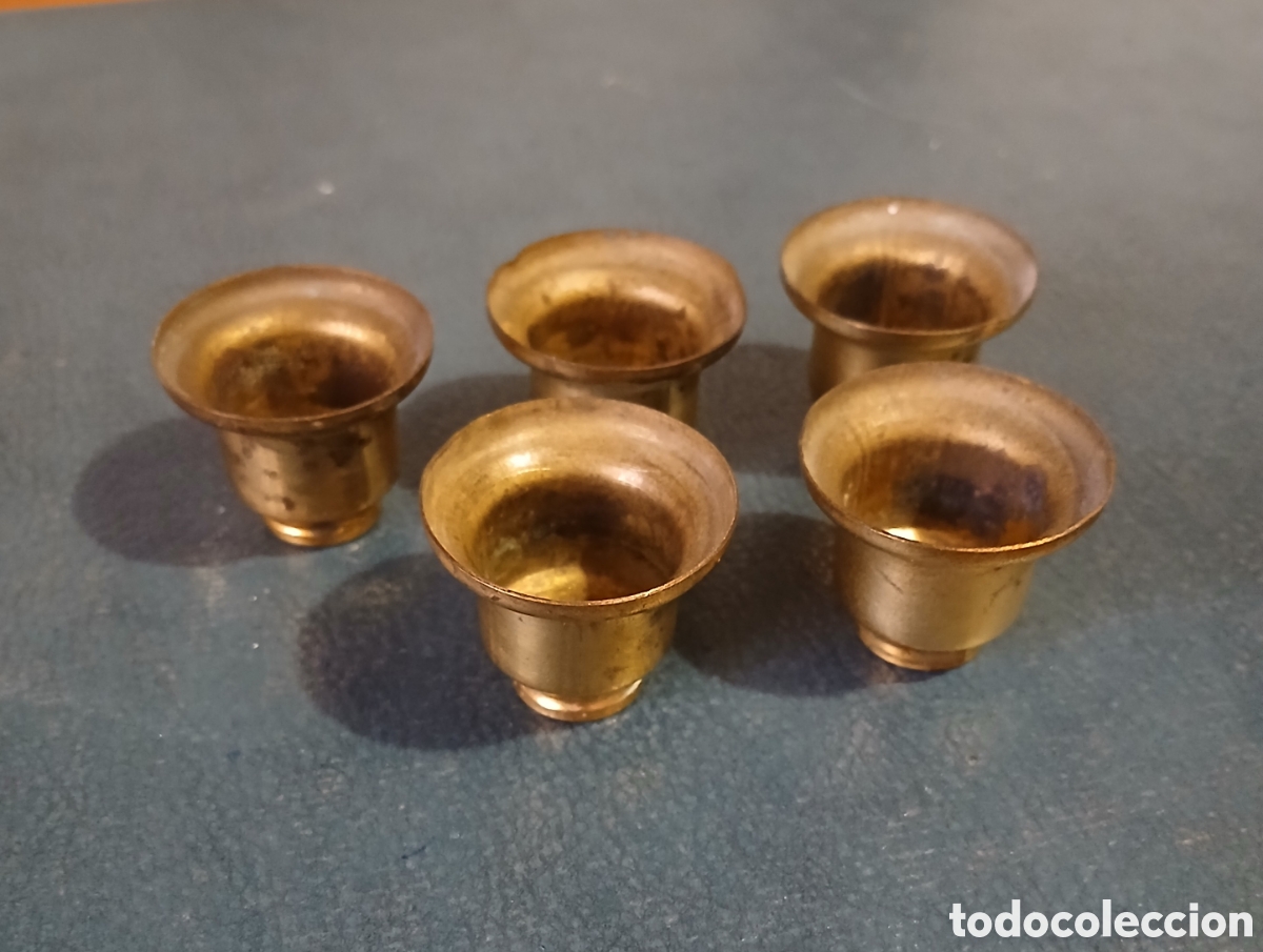Antig&uuml;edades: 5 bases de metal, portavelas para l&aacute;mpara