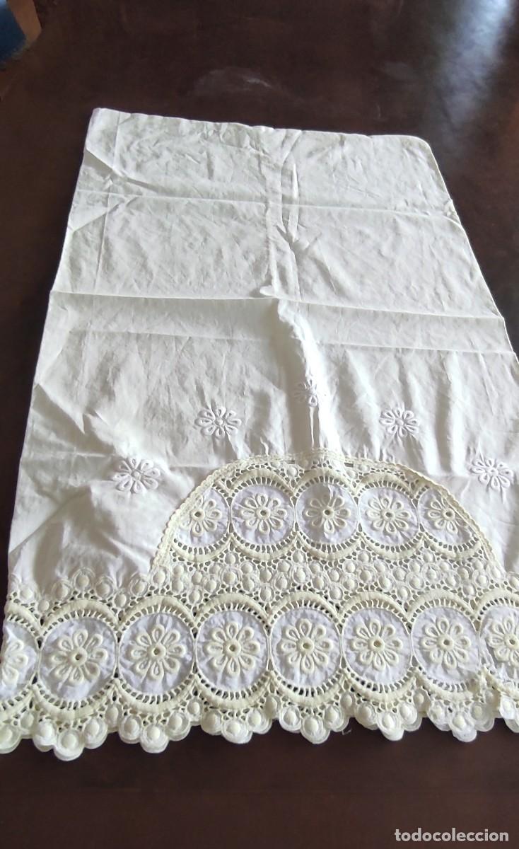 Antig&uuml;edades: ANTIGUA FUNDA DE ALMOHADA DE ALGODON CON GRAN EMBOZO EN COPETE DE GUIPUR Y BORDADOS. 75 x 43