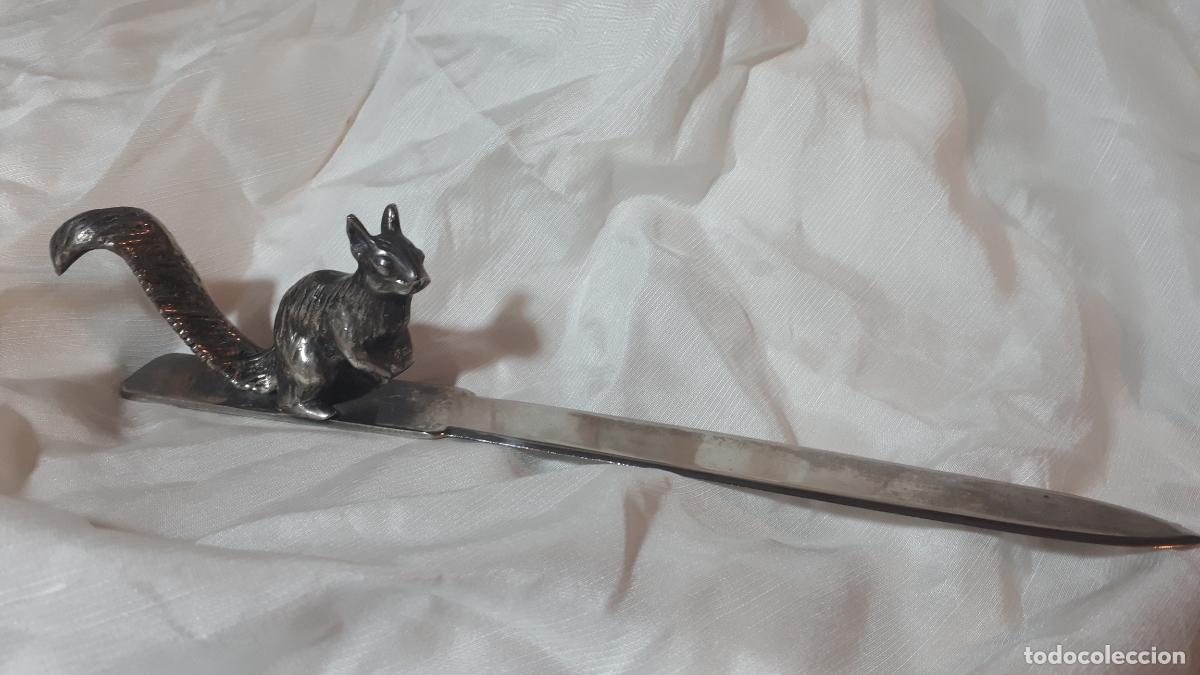 Antig&uuml;edades: Abre-carta de bronce plateado. Epoca de Co. Hacia 1925