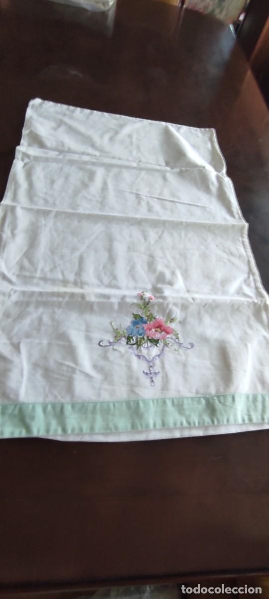 Antig&uuml;edades: ANTIGUA FUNDA DE ALMOHADA DE ALGODON CON LINDO RAMO FLORAL BORDADO A MANO EN PUNTO DE CRUZ.